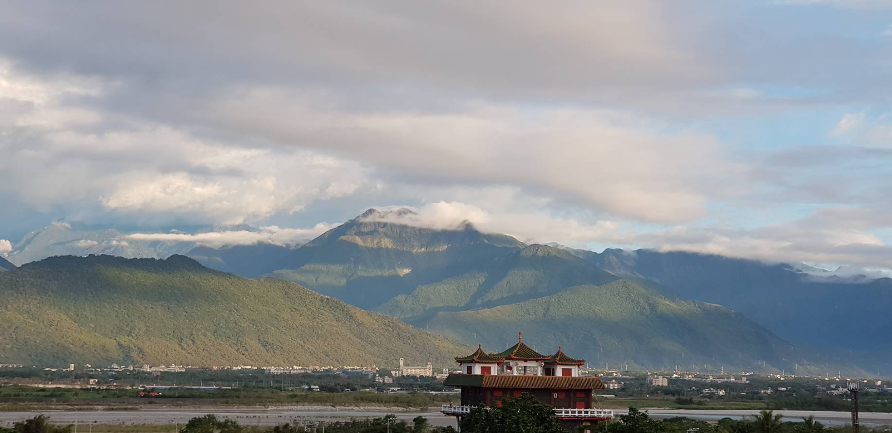 花蓮月眉民宿窗外中央山脈與傳統亭樓的遼闊景致